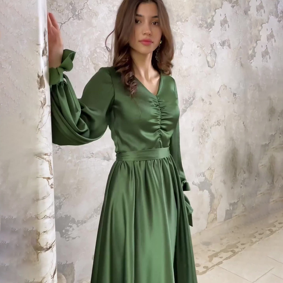 Robes de printemps en satin à taille plissée pour femmes