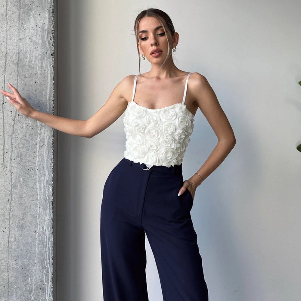 Tenues de style pour femmes avec nombril et fleur de rose